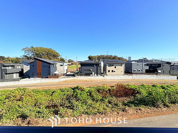 豊かな陽光に照らしだされる素敵な空間。季節を問わず華やいだ素敵な風景をお楽しみいただけます。