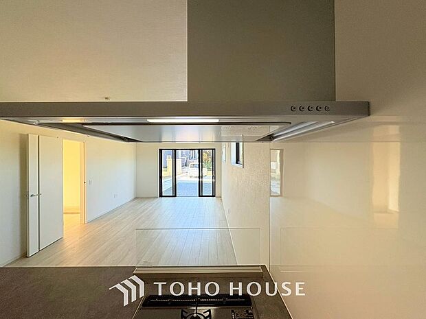 最新のレンジフードは静音性や省エネ性能が向上しデザインもスタイリッシュ。効率的な換気で料理を快適に。