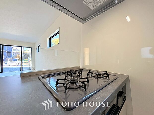 3口コンロは一度に複数のお料理を作ることができるメリットがあります。毎日のキッチンタイムを効率よく。