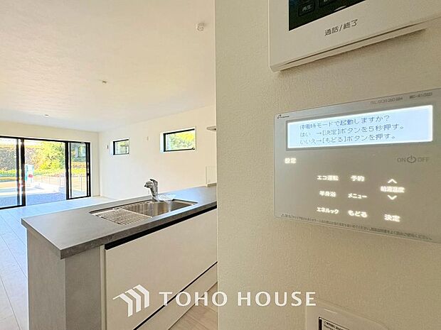 スイッチひとつで湯を浴槽に張ったり、保温や追い焚き機能を自動で行える便利なオートバスシステムを搭載。