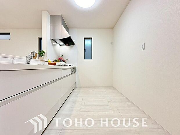 大型の冷蔵庫やレンジボードもしっかり置ける広々としたキッチンスペース。