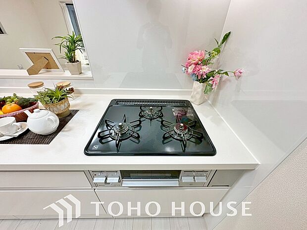 3口コンロは一度に複数のお料理を作ることができるメリットがあります。毎日のキッチンタイムを効率よく。