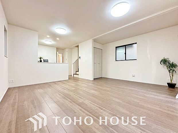 明るく穏やかな空気の中で飲んだり、食べたり、笑ったり。一日の中で多くの時間を過すことになるリビング。