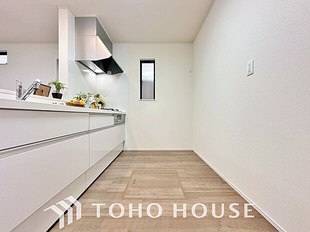 大型の冷蔵庫やレンジボードもしっかり置ける広々としたキッチンスペース。