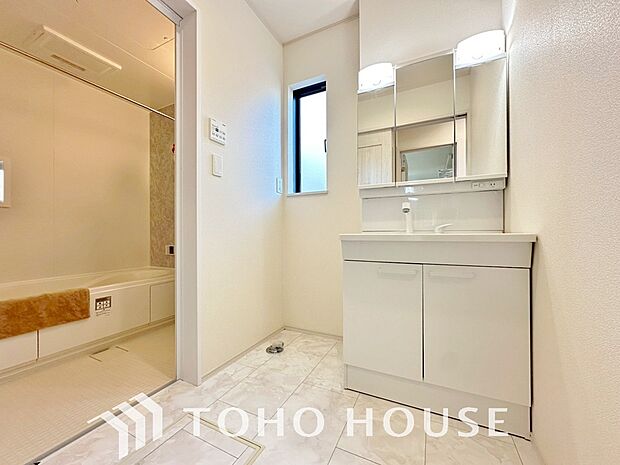 平日の朝であっても、落ち着きとくつろぎを感じられる空間。気持ちよく身だしなみを整えられます。