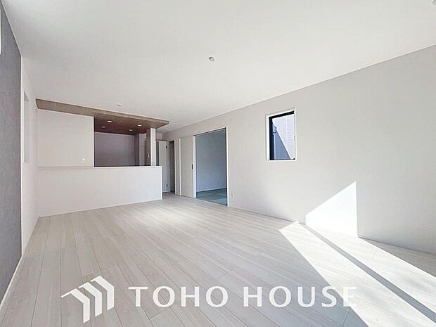 リビングも広く設け、訪れる人々を暖かく迎えてくれます。