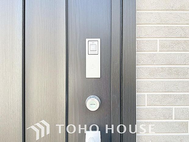 防犯対策への意識が高まっている最近では、補助錠として鍵穴のない電子錠を選ぶ方も増えています。