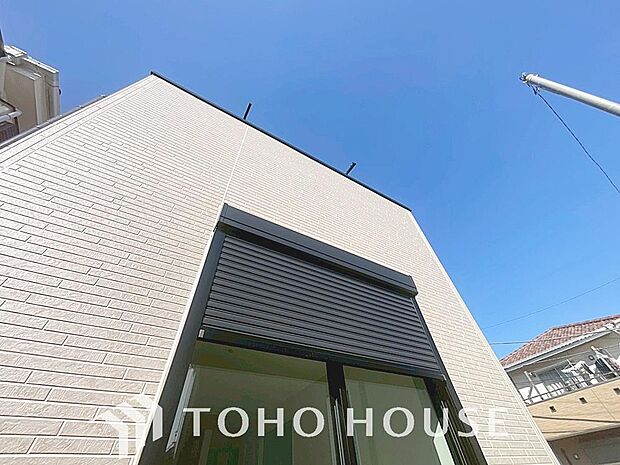 台風などの激しい雨風からお家を守るのはもちろん、空き巣対策などの防犯抑止や防音にも効果を発揮します。