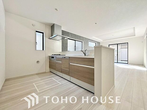 キッチンの収納は、デッドスペースになりやすい箇所を有効活用できる、スライド式収納を採用しました。