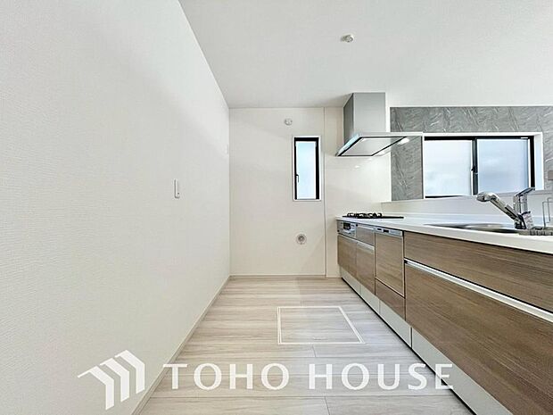 ご家族みんなで調理ができる位のスペースを実現したキッチン空間となっております。