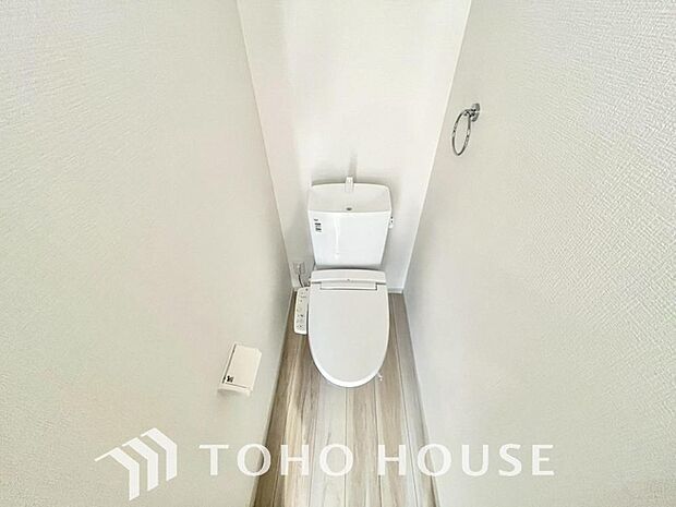 十分な広さと清潔感のあるカラーで纏まったおトイレ。時間に余裕とゆとりを持たせます。