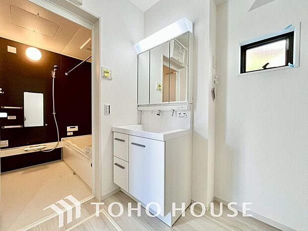 お家の中でも特にプライベートスペースとなる洗面所は、洗濯場所と浴室を同じ空間でまとめております。