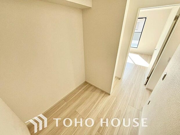 大容量のウォークインクローゼット。大きさ＆広さの感覚が画像では伝わりづらいので是非現地をご覧下さい。