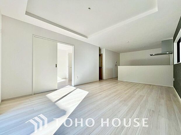 リビングも広く設け、訪れる人々を暖かく迎えてくれます。