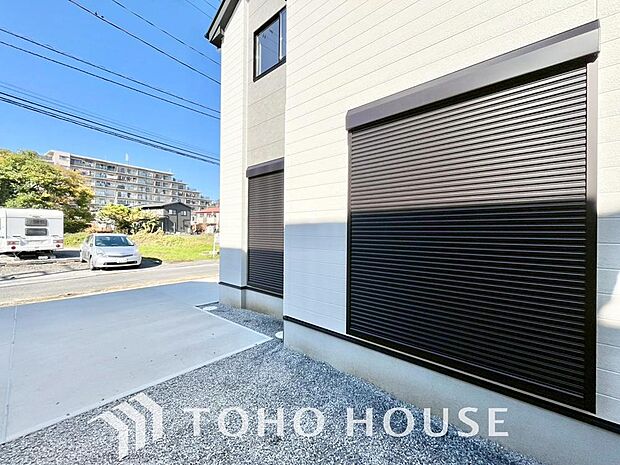 台風などの激しい雨風からお家を守るのはもちろん、空き巣対策などの防犯抑止や防音にも効果を発揮します。