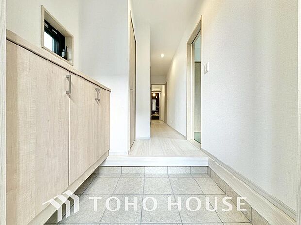 広々とした玄関スペースは何かと重宝します。ベビーカーも楽々置けるゆったりスペースが魅力です。