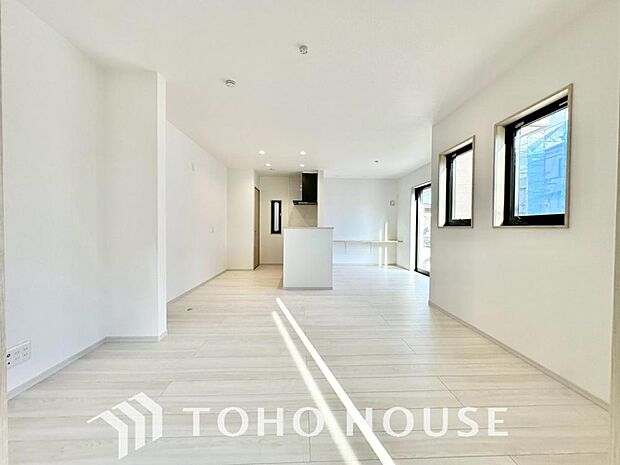 光が注がれる青い空から鮮やかに赤色にゆっくりと染まる。そんな優しい時間がここでは流れてゆく。