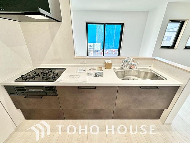 夫婦そろってキッチンに立っても調理がしやすく余裕の広さ。家事をしながら会話も弾みます。