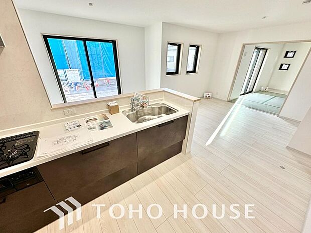 キッチンの収納は、デッドスペースになりやすい箇所を有効活用できる、スライド式収納を採用しました。