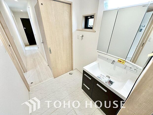 身だしなみのチェックがしやすい大きな鏡、下には収納がたっぷり。スッキリとした空間を演出いたします。