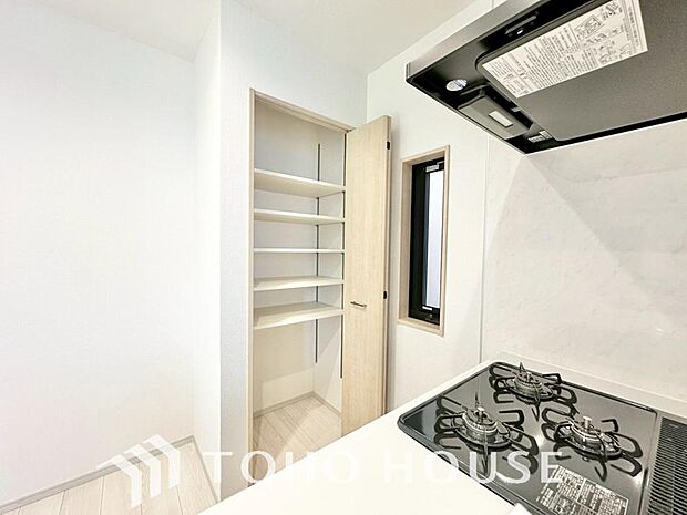 パントリーには食料品のストックや使用頻度が少ないキッチン家電などを収納することができます。