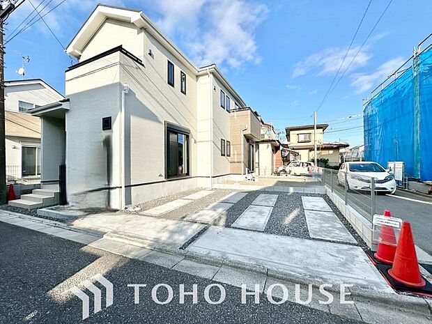 ゆったりとした駐車スペースを確保いたしましたので、大きめのお車でも駐車可能です。