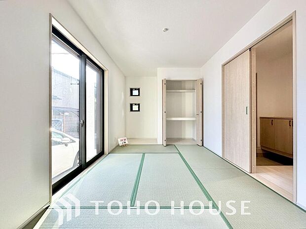 広々した開放感あるリビングの中にある癒しの和空間。家族団らんの場に和のテイストが自然にマッチ。