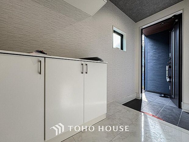 広々とした玄関スペースは何かと重宝します。ベビーカーも楽々置けるゆったりスペースが魅力です。