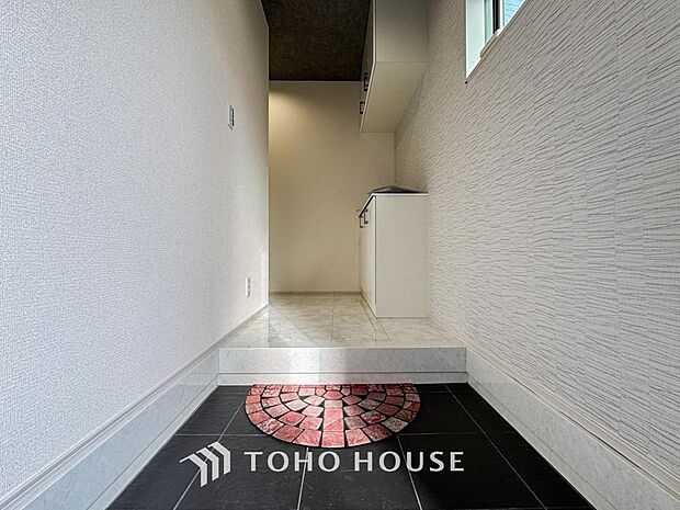 玄関そばの廊下収納。日用品のストックや防災グッズを置いたりと、何かと便利に使えます。