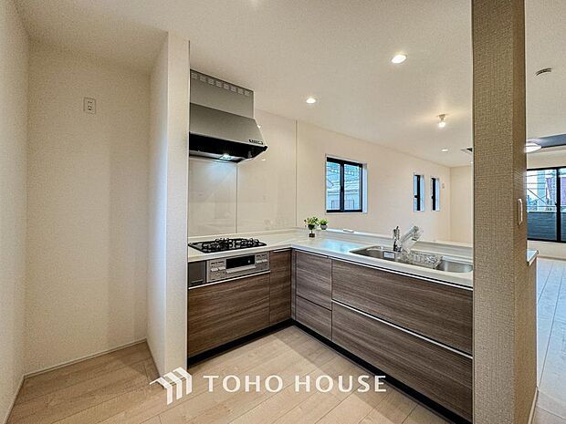 夫婦そろってキッチンに立っても調理がしやすく余裕の広さ。家事をしながら会話も弾みます。