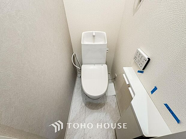十分な広さと清潔感のあるカラーで纏まったおトイレ。時間に余裕とゆとりを持たせます。