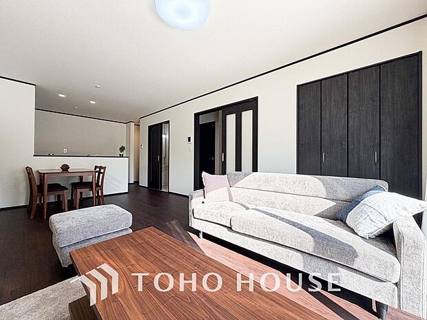 光が注がれる青い空から鮮やかに赤色にゆっくりと染まる。そんな優しい時間がここでは流れてゆく。