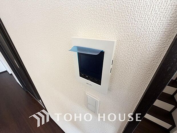 誰が来てもわかる様にモニター付きインターホンを設置。家事導線を考慮した個所に設置し、防犯性と利便性に優れ快適と安らぎを合わせた優しい設計。