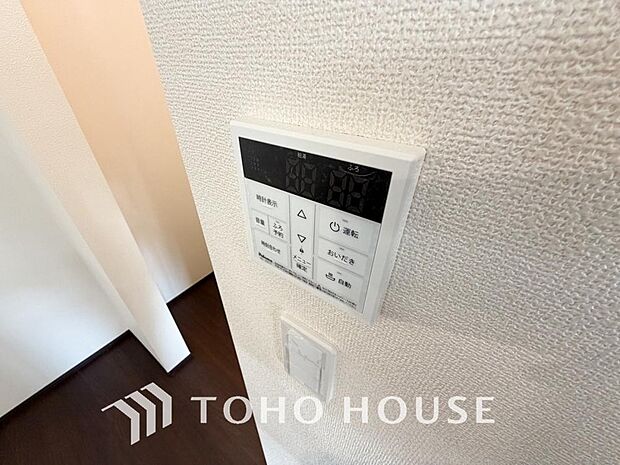 お風呂場と台所に操作リモコンがあり、キッチン近くにある給湯リモコンは、お料理の最中でもリビングで寛いでいるなかでもボタン一つで簡単に沸かせて便利ですね。