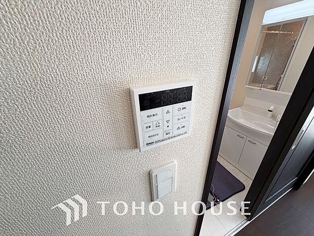 スイッチ1つで一定量の湯を浴槽に張ったり、保温や追い焚きをすることができる機能は何かと便利。