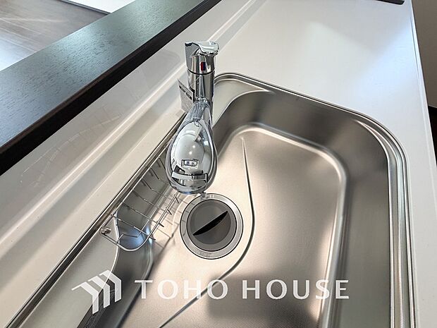 浄水器ボタンひとつで浄水と原水に切り替えられる浄水器一体型水洗を使用。