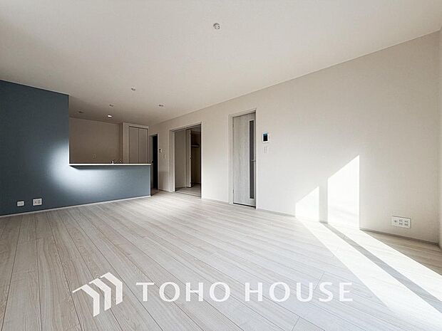 「何気ないひととき」光と風があふれる開放的なリビングダイニングには自然と家族みんなが集まってきます。明るく穏やかな空気のなかで飲んだり、食べたり、笑ったり。