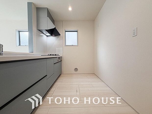 夫婦そろってキッチンに立っても調理がしやすく余裕の広さ。家事をしながら会話も弾みます。