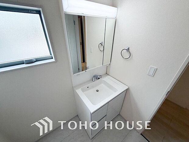 お家の中でも特にプライベートスペースとなる洗面所は、洗濯場所と浴室を同じ空間でまとめております。