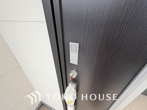 ICチップを用いたカードやボタンなどで玄関扉の鍵の施錠・解錠が出来る設備。