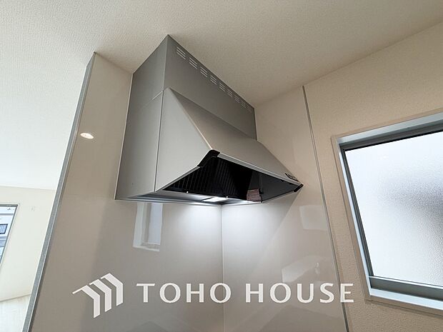 キッチンの換気扇はスタイリッシュなデザインで、日々のお手入れもラクラクな仕様となっております。