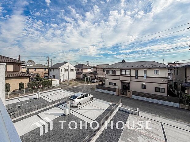 星空が地上に映りこむかのような夜景のきらめきまで、この街ならではの美しい風景の物語が室内に展開。