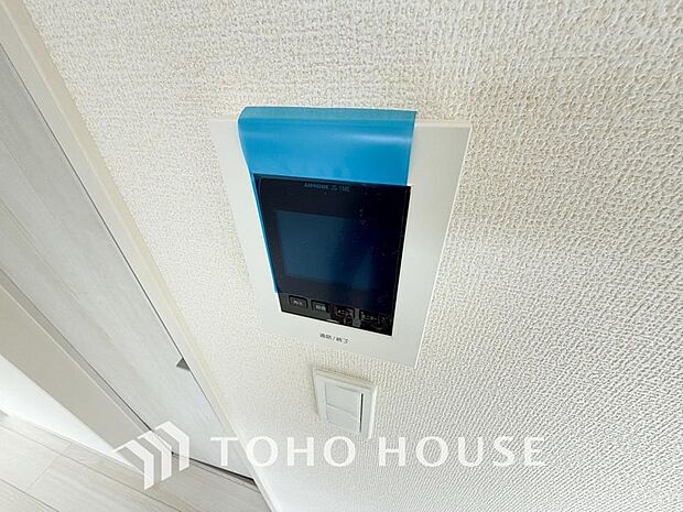 誰が来てもわかる様にモニター付きインターホンを設置。家事導線を考慮した個所に設置し、防犯性と利便性に優れ快適と安らぎを合わせた優しい設計。