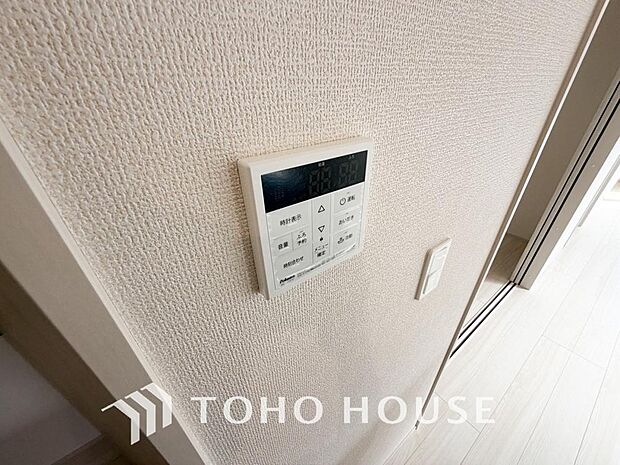 お風呂場と台所に操作リモコンがあり、キッチン近くにある給湯リモコンは、お料理の最中でもリビングで寛いでいるなかでもボタン一つで簡単に沸かせて便利ですね。