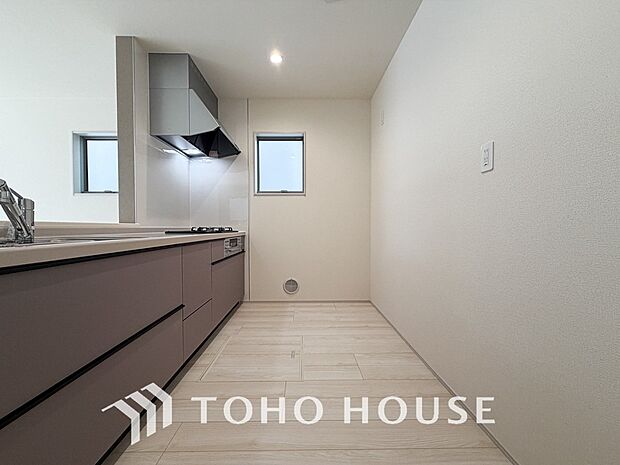 ご家族みんなで調理ができる位のスペースを実現したキッチン空間となっております。