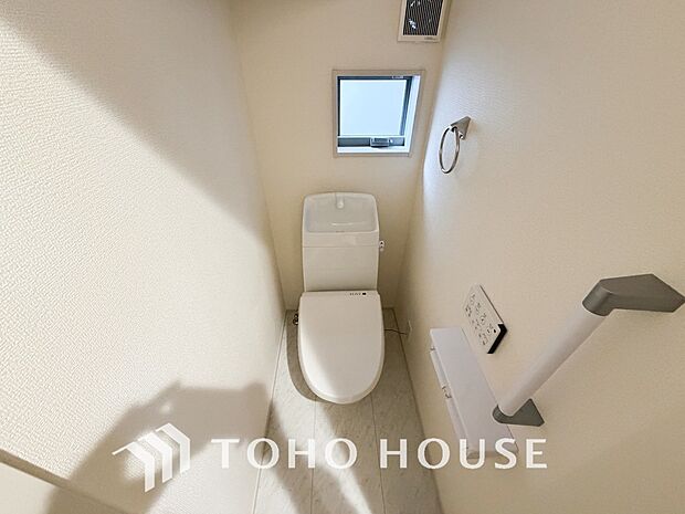 十分な広さと清潔感のあるカラーで纏まったおトイレ。時間に余裕とゆとりを持たせます。