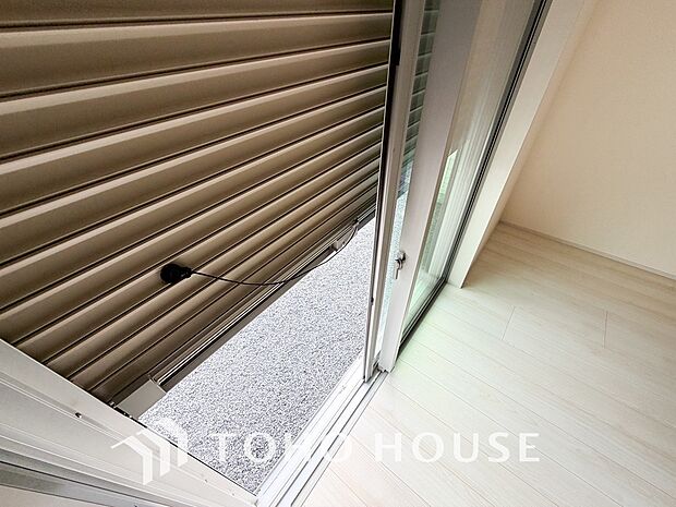 戸建にも防犯機能のシャッターを完備しております。寒い冬でも中から開閉がラクラクな所も便利です。