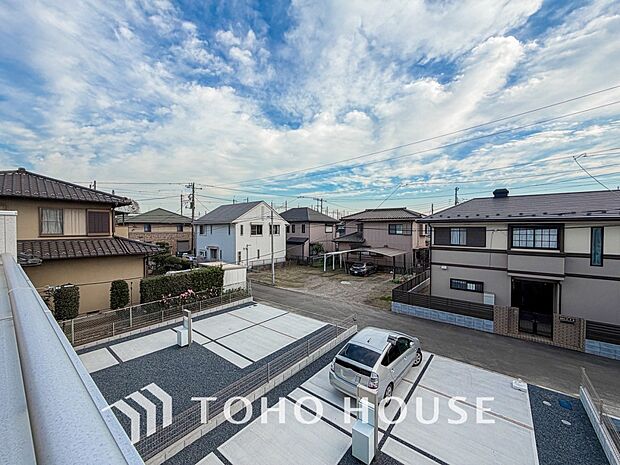 星空が地上に映りこむかのような夜景のきらめきまで、この街ならではの美しい風景の物語が室内に展開。