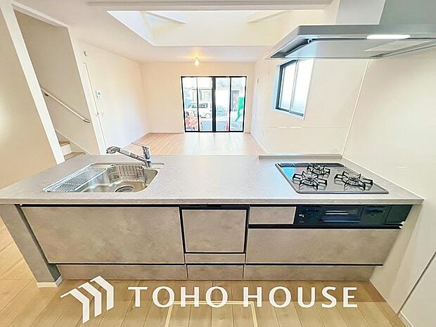 夫婦そろってキッチンに立っても調理がしやすく余裕の広さ。家事をしながら会話も弾みます。