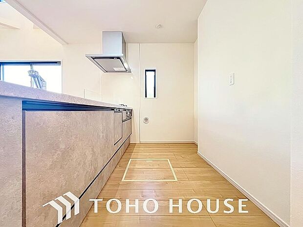 キッチンの収納は、デッドスペースになりやすい箇所を有効活用できる、スライド式収納を採用しました。